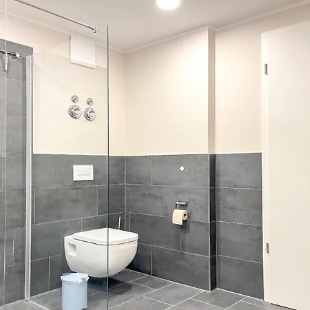 Baltischer Hof 45 *